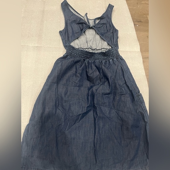 ❤️2/$50❤️[M] Gap "Kitts" tie-back blue denim dress- NWOT - Picture 4 of 9